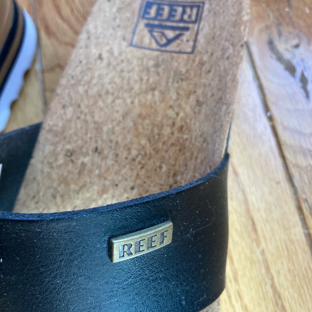 REEF flip flops, size 7 women. Like new - Picture 2 of 9